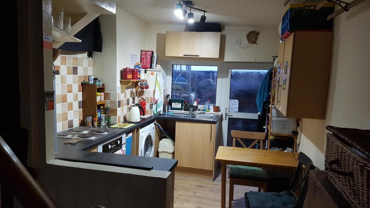 'Yellow Wood Micro Hostel-Eco Urban Bothy Style Very Basic But Cosy Redecorating But Cheap & Friendly Quiet Time Lockout 11Pm-7Am Bring Towel Or Hire Brecon Eksteriør bilde