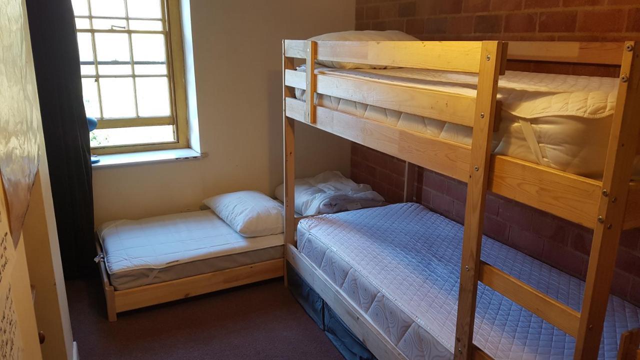 'Yellow Wood Micro Hostel-Eco Urban Bothy Style Very Basic But Cosy Redecorating But Cheap & Friendly Quiet Time Lockout 11Pm-7Am Bring Towel Or Hire Brecon Eksteriør bilde