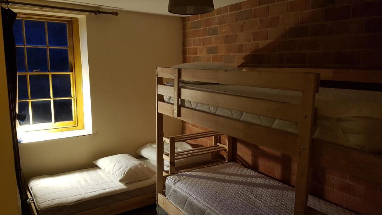 'Yellow Wood Micro Hostel-Eco Urban Bothy Style Very Basic But Cosy Redecorating But Cheap & Friendly Quiet Time Lockout 11Pm-7Am Bring Towel Or Hire Brecon Eksteriør bilde