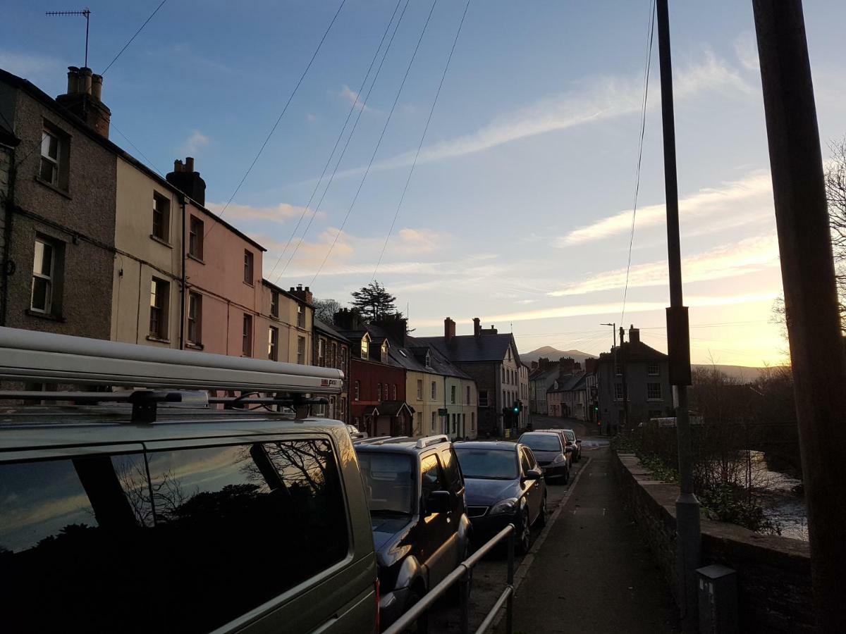 'Yellow Wood Micro Hostel-Eco Urban Bothy Style Very Basic But Cosy Redecorating But Cheap & Friendly Quiet Time Lockout 11Pm-7Am Bring Towel Or Hire Brecon Eksteriør bilde