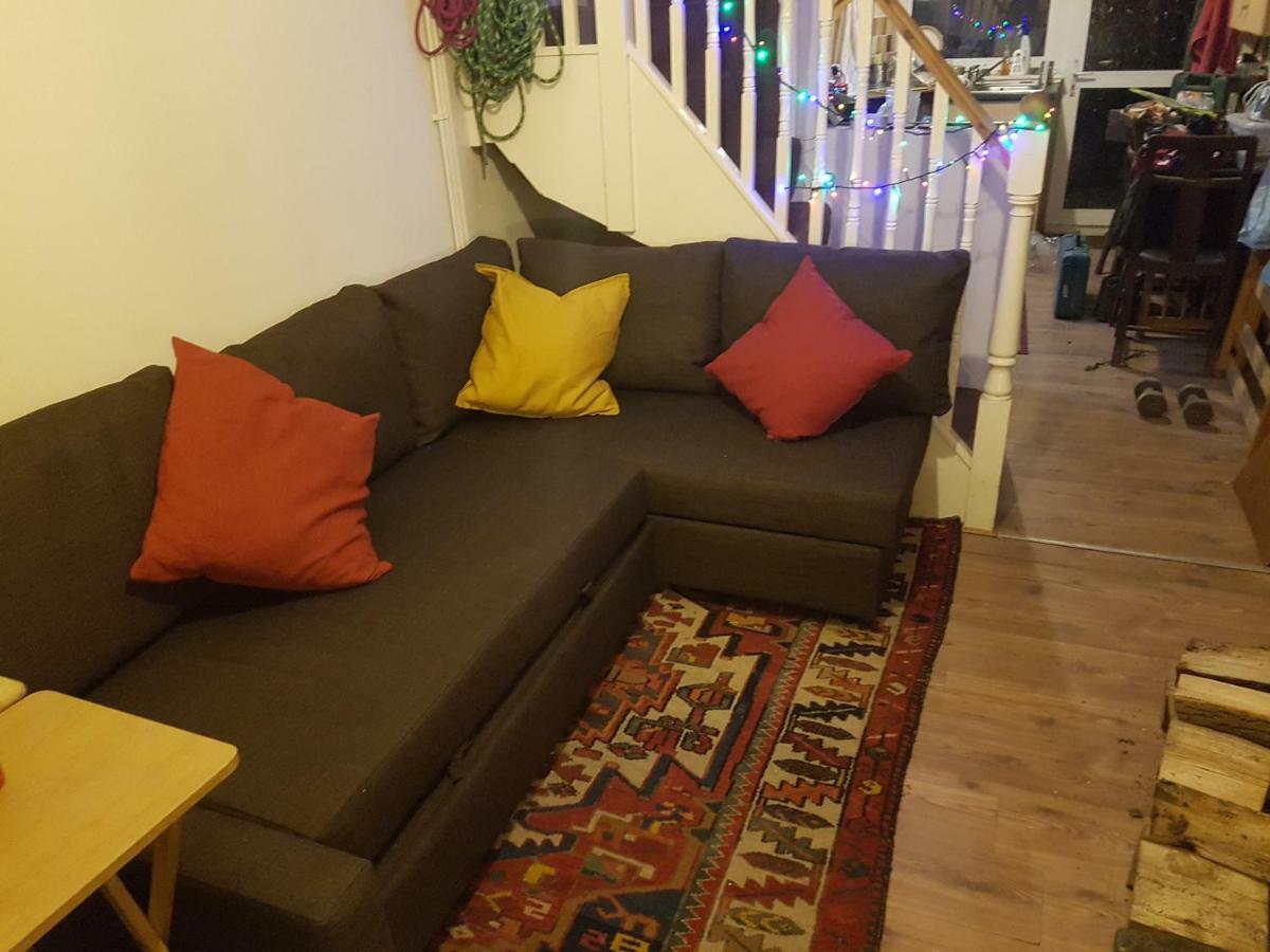 'Yellow Wood Micro Hostel-Eco Urban Bothy Style Very Basic But Cosy Redecorating But Cheap & Friendly Quiet Time Lockout 11Pm-7Am Bring Towel Or Hire Brecon Eksteriør bilde